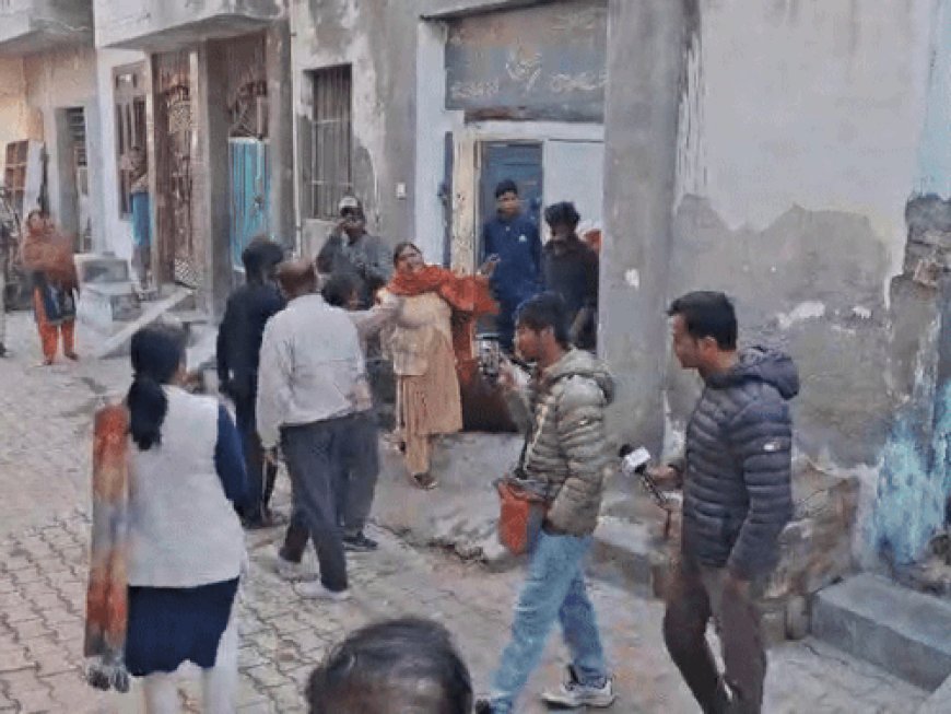 हिसार में कब्जा छुड़वाने आई पुलिस पर पथराव:मकान में रहने वाले व्यक्ति ने खुद को आग लगाई, गंभीर हालत में अग्रोहा मेडिकल रेफर