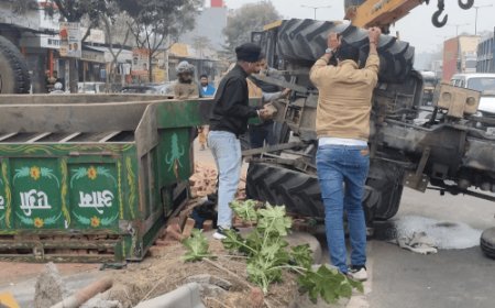 पानीपत में कार बचाने के चक्कर में पलटा ट्रैक्टर:जीटी रोड पर बिखरी ईंटें; ड्राइवर ने कूदकर बचाई जान; यातायात बाधित