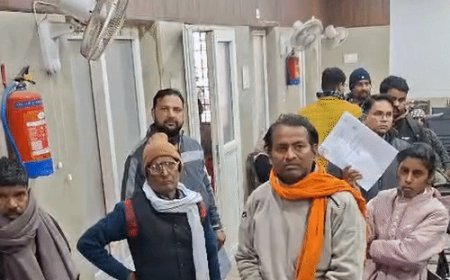दिव्यांग मेडिकल बोर्ड से भागने वाले डॉक्टर को नोटिस:प्रयागराज में दिव्यांग कतार में खड़े रहे चले गए थे डॉ. सुधांशु मंडल