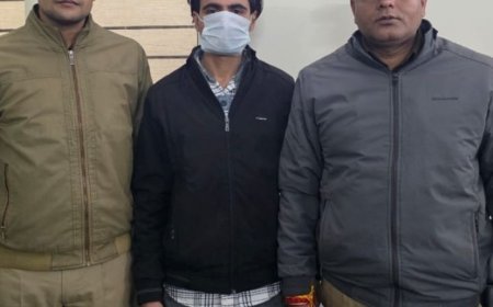 बागपत में व्हाट्सऐप हैक कर ठगी करने वाला गिरफ्तार:भारी मात्रा में दस्तावेज बरामद, पुलिस जांच में जुटी