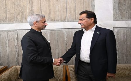 खुद मेरे पास आए और मुस्कुराते हुए...जयशंकर के हैंडसेक पर पाकिस्तानी स्पीकर ने क्या दावा किया?