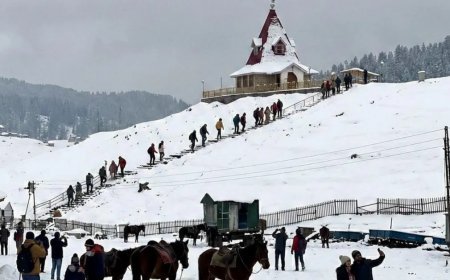 गुलमर्ग पर्यटकों से गुलजार, सीमित बर्फबारी के बाद भी गंडोला का आकर्षण बरकरार