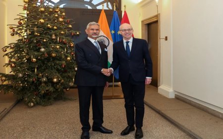 S Jaishankar का 'मिशन यूरोप' जारी, Luxembourg के PM से मिले, भारत-EU रिश्तों पर हुई चर्चा।