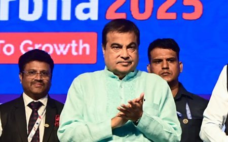 स्लीपर कोच बसों का विनिर्माण वाहन कंपनियों, मान्यता प्राप्त कारखानों में होगा: Nitin Gadkari