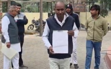 पार्षद कागज पर हिसाब लेकर पहुंचा:जिला परिषद में साधारण सभा की मीटिंग, पहले मीटिंग में कटोरा लेकर आ चुका पार्षद