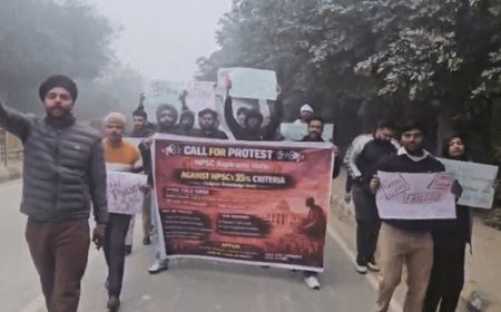 सिरसा में HPSC के खिलाफ युवाओं ने किया प्रदर्शन:सीडीएलयू के छात्र रहे शामिल, कचहरी गेट पर निकाला मार्च, तीन मांगे रखी