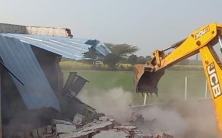 रेवाड़ी में 4 एकड़ में अवैध कॉलोनी पर चला बुलडोजर:8 डीपीसी, 5 निर्माण ध्वस्त; डीटीपी बोले- अवैध कॉलोनी में न खरीदें प्लॉट