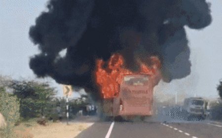 गडकरी बोले- अब सिर्फ ऑटोमोबाइल कंपनियां ही स्लीपर बस बनाएंगी:पिछले 6 महीने में आग लगने की 6 बड़ी घटनाओं में 145 लोगों की जान गईं