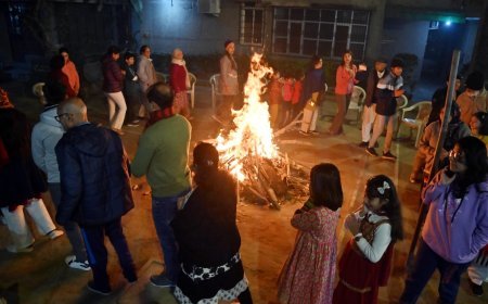 Lohri 2026 पर ये सरल उपाय बदल देंगे आपकी लाइफ, घर आएगी सुख-समृद्धि और गुड लक