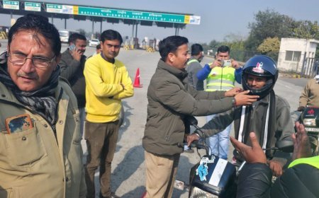 गरीब-मजदूर बाइक सवारों को बांटे गए हेलमेट:हाफिजपुर में पुलिस-NHAI ने यातायात सुरक्षा के लिए की पहल