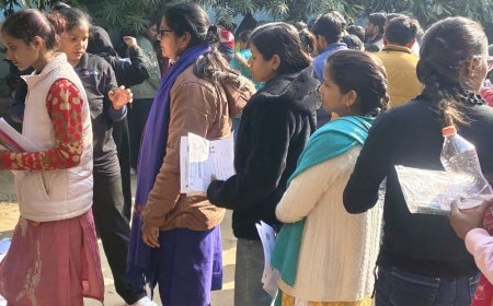 टीजीटी परीक्षा शांतिपूर्ण शुरू, हजारों अभ्यर्थी पहुंचे:लखीमपुर खीरी में 25 केंद्रों पर घने कोहरे के बीच कड़ी सुरक्षा