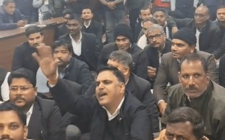 लखनऊ की मोहनलालगंज तहसील में वकीलों का हंगामा:नारे लगाए- SDM तेरी तानाशाही नहीं चलेगी, तहसीलदार मुर्दाबाद; आरोप- दलाल एक्टिव