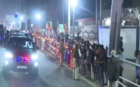 Guwahati में PM Modi का मेगा Roadshow, 'मोदी-मोदी' के नारों से गूंजा पूरा Assam