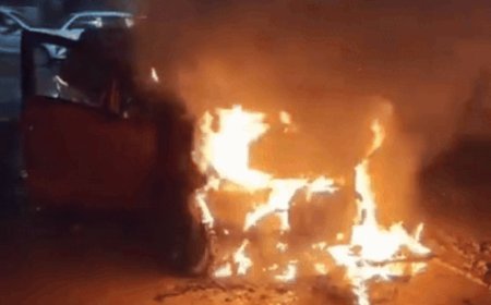 फरीदाबाद में चलती कार में लगी आग:घर लौट रहा था मालिक; लोगों ने बाल्टियों से पानी डालकर बुझाई