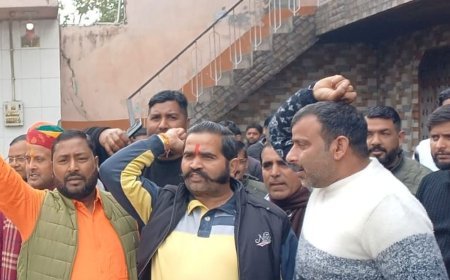 खुर्जा में स्वर्ण समाज का यूजीसी के विरोध में प्रदर्शन:डीएम को ज्ञापन देने जा रहे लोगों को पुलिस ने रोका, सड़कों पर नारेबाजी की