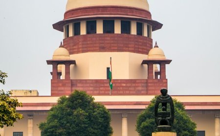 सुप्रीम कोर्ट बोला-हर स्कूल में लड़कियों को सैनेटरी पैड मिले:लड़के-लड़कियों के अलग टॉयलेट हों; नियम का उल्लंघन करने पर स्कूल की मान्यता रद्द होगी