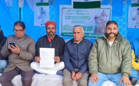 बरेली मंडल के 4 हजार किसानों के साथ महाघोटाला:4 करोड़ की फसल डकारी, 14 दिन से गांधी प्रतिमा पर सत्याग्रह, NBFC कंपनी और वेयरहाउसिंग पर आरोप