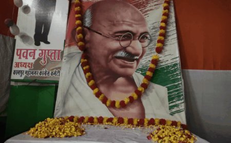 कानपुर में कांग्रेसियों ने चलाया 90 साल पुराना चरखा:महात्मा गांधी का निर्वाण दिवस मनाया, सन् 1934 की कुर्सी और तस्वीर संजोकर रखी