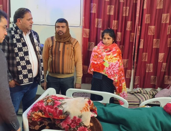 महापौर ने जिला अस्पताल का किया निरीक्षण