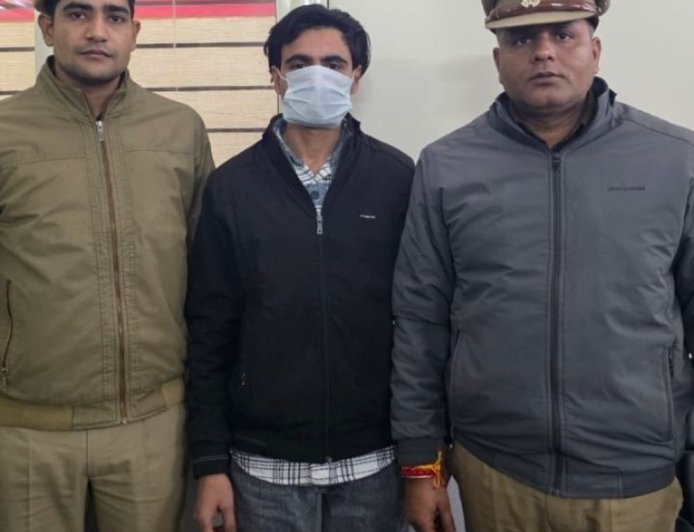 बागपत में व्हाट्सऐप हैक कर ठगी करने वाला गिरफ्तार:भारी मात्रा में दस्तावेज बरामद, पुलिस जांच में जुटी