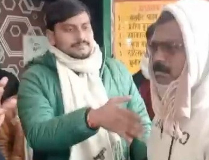 मतदाता सूची से जीवितों के नाम कटे:मृतकों के नाम बने रहने का आरोप, ग्रामीणों ने की शिकायत