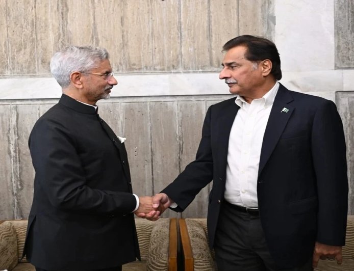 खुद मेरे पास आए और मुस्कुराते हुए...जयशंकर के हैंडसेक पर पाकिस्तानी स्पीकर ने क्या दावा किया?