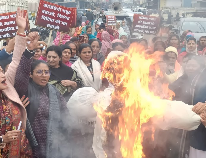 अंकिता हत्याकांड पर भाजपा महिला मोर्चा ने कांग्रेसी सबूत बताओ आक्रोश रैली का रुद्रपुर में किया आयोजन, विशाल प्रदर्शन कर कांग्रेस पार्टी का पुतला जलाकर दर्ज कराया विरोध*