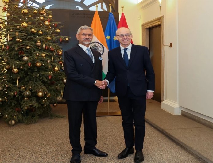 S Jaishankar का 'मिशन यूरोप' जारी, Luxembourg के PM से मिले, भारत-EU रिश्तों पर हुई चर्चा।