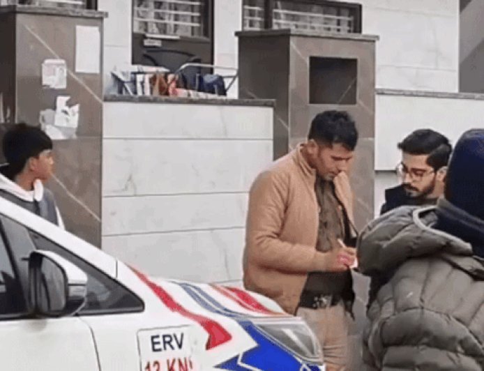 करनाल में घर में घुसकर लूट की कोशिश:हथियार दिखाकर महिला से मारपीट, शोर मचाने पर फरार- बदमाश CCTV में कैद