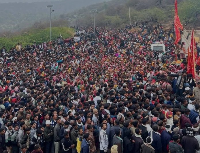 तिल चौथ पर चौथ माता मंदिर में उमड़ा जनसैलाब:श्रद्धालुओं ने पत्थरों से कच्चे घर बनाकर सपना साकार करने की मनोकामना की