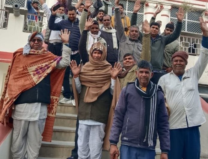 रास्ते से अतिक्रमण हटवाने के लिए कलेक्ट्रेट पर प्रदर्शन:ग्रामीणों ने कलेक्टर को सौंपा ज्ञापन, डाबर कलां में 100 फीट रास्ता अतिक्रमण मुक्त कराने की मांग