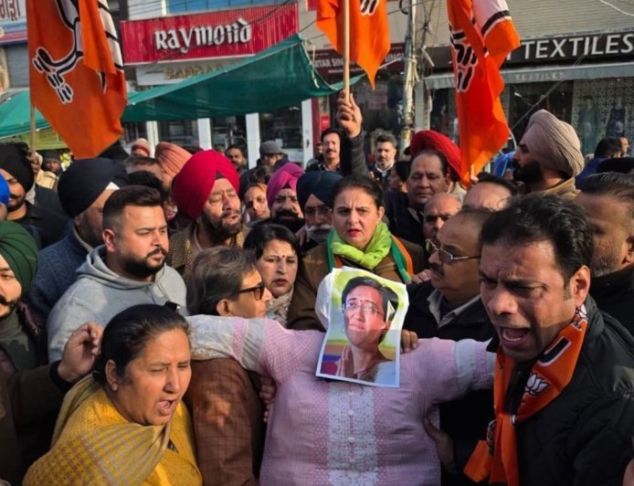 दिल्ली की पूर्व CM के बयान पर पटियाला में विरोध:भाजपा ने फूंका आतिशी का पुलता, बोले-सिख कौम अपमान बर्दाश्त नहीं करेगी