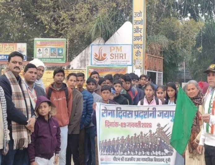 सेना परेड देखने के लिए जयपुर पहुंचे स्कूली बच्चे, लोग:रिटायर्ड कैप्टन रणवीर सिंह ने हरी झंडी दिखाई, सेना के टैंक और मिसाइलें देखे