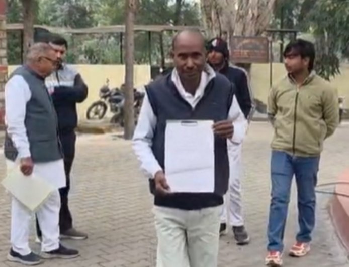 पार्षद कागज पर हिसाब लेकर पहुंचा:जिला परिषद में साधारण सभा की मीटिंग, पहले मीटिंग में कटोरा लेकर आ चुका पार्षद