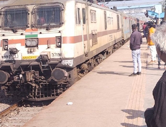 ललितपुर स्टेशन पर दस से अधिक ट्रेनें कोहरे से लेट:2 से 6 घंटे देरी से पहुंचीं, वंदे भारत-शताब्दी भी प्रभावित