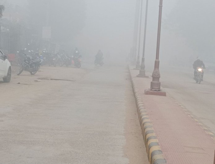 चूरू में घना कोहरा, विजिबिलिटी 50 मीटर से कम:न्यूनतम तापमान 5.5 डिग्री; वाहनों की रफ्तार धीमी; ट्रेनें लेट