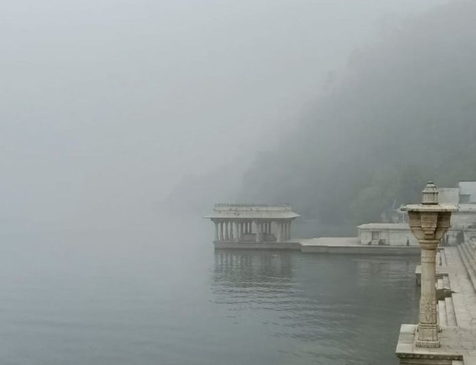 राजसमंद में कोहरे ने किया परेशान:विजिबिलिटी कम होने से वाहनों की रफ्तार धीमी रही