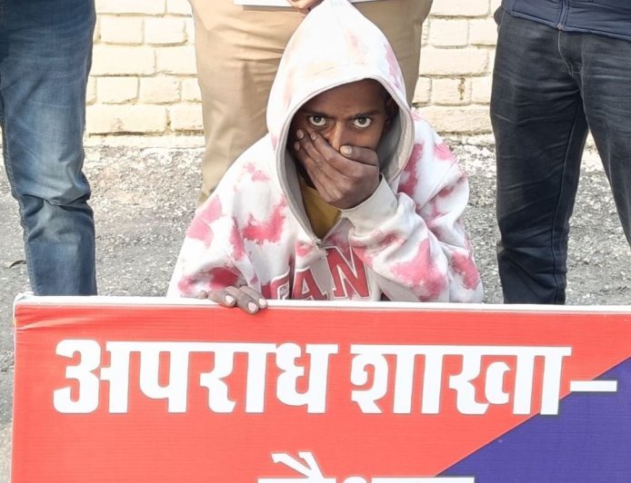 कैथल में 8 गाड़ियों के शीशे तोड़ चोरी, आरोपी पकड़ा:सीसीटीवी में रिकॉर्ड हुई थी घटना, पटेल नगर का मामला