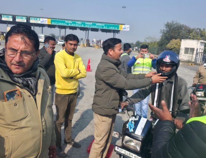 गरीब-मजदूर बाइक सवारों को बांटे गए हेलमेट:हाफिजपुर में पुलिस-NHAI ने यातायात सुरक्षा के लिए की पहल