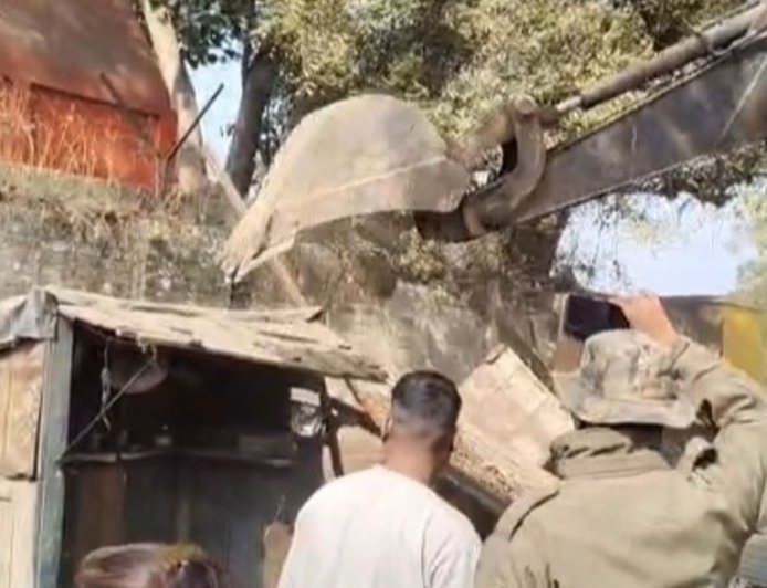 टेढ़ी बगिया में अतिक्रमण पर चला निगम का बुलडोजर:सैटेलाइट बस स्टेशन लोकार्पण से पहले हटे खोखे, यातायात व्यवस्था सुधारने की तैयारी