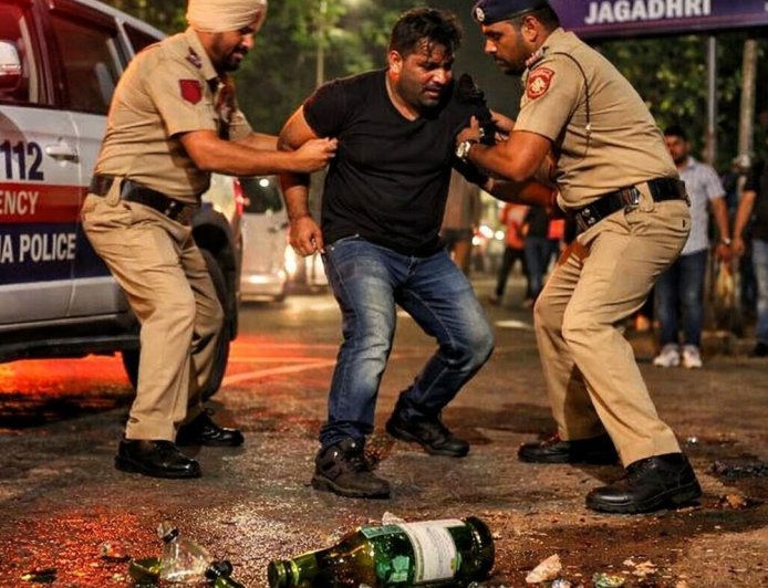 यमुनानगर में व्यक्ति ने पुलिस के सामने पी शराब:डायल-112 गाड़ी के आगे जमीन पर फोड़ी बोतल, आरोपी गिरफ्तार