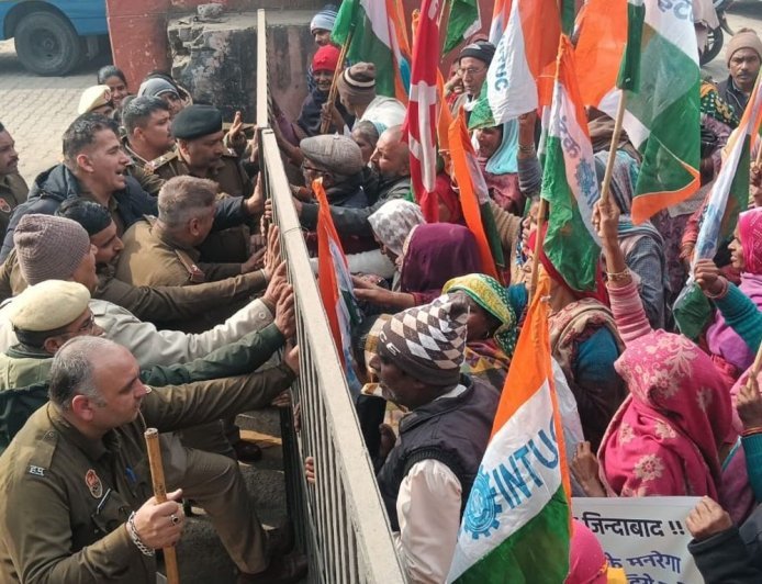 रोहतक में सांसद को ज्ञापन देने गए मजदूरों से विवाद:पुलिस ने रोका तो नारेबाजी; कल्याण बोर्ड पोर्टल बंद होने से परेशानी