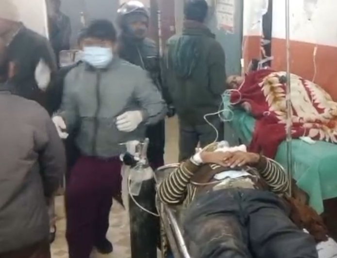 हरदोई में पिकअप पलटा, 8 लोग घायल:एक की हालत नाजुक, लखनऊ ट्रॉमा सेंटर रेफर