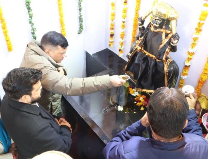 थानागंज मंदिर में हनुमान प्रतिमा की प्राण प्रतिष्ठा:जिलाधिकारी और पुलिस अधीक्षक की मौजूदगी में हुआ, क्षेत्र में सुख-शांति की कामना की