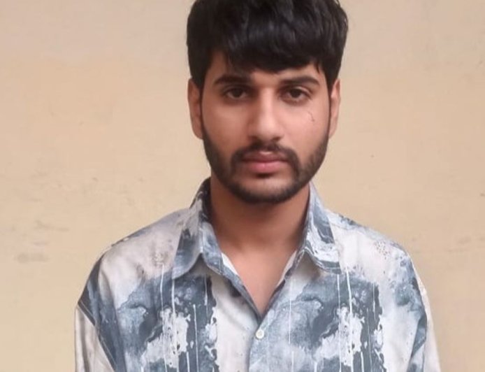 दुबई भागने की फिराक में था लुटेरा:सीकर पुलिस ने दिल्ली एयरपोर्ट से पकड़ा, 1 साल से फरार था इनामी बदमाश