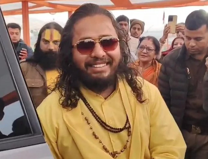 कौन हैं सतुआ बाबा? महंगी कारों के काफिले के साथ प्रयागराज माघ मेले में बने चर्चा का केंद्र