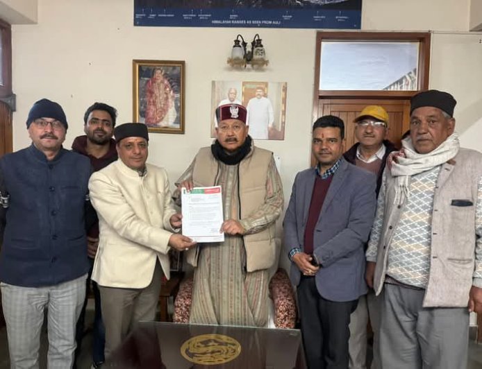 नौगांव व चिन्याली सौड मे मार्ग और आवास गृह की मांग पर महाराज से मिले चौहान