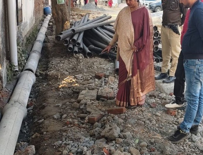 यमुनानगर नगर निगम के दो JE को नोटिस:पार्क की हालत देख भड़की मेयर, पाइप डालने के कार्य में कमी; काम रुकवाया