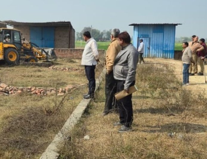 भदोही में अवैध लेआउट पर चला बुलडोजर:डीएम-सीईओ बीड़ा के निर्देश पर एसडीएम न्यायिक ने की कार्रवाई