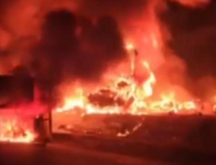 बस-ट्रक में भीषण भिड़ंत, बस में लगी आग, 3 लोग जिंदा जले